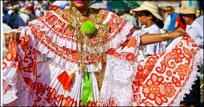 Motas en la Pollera Panameña